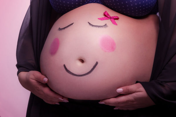 Fotograf Schwarzwald Babybauch mit aufgemaltem weiblichen Smilie