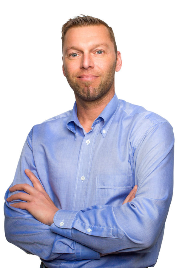 Fotograf Schwarzwald Business Mann mit blauem Hemd vor weißem Hintergrund